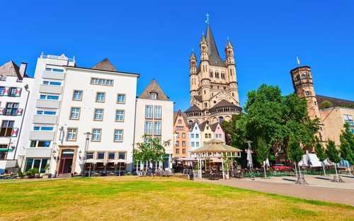 Circuit en bus touristique de Cologne Bus à ciel ouvert devant la cathédrale de Cologne